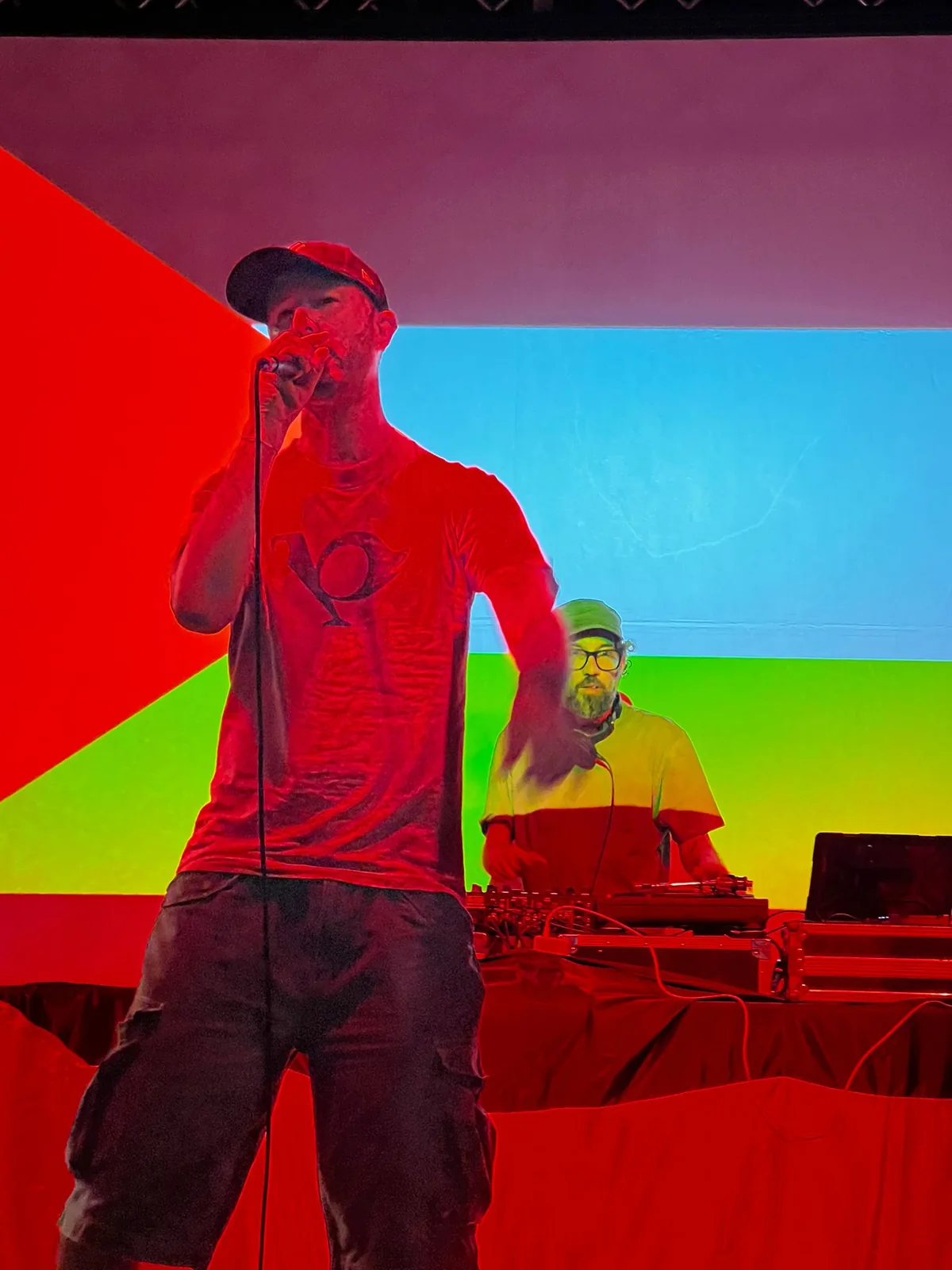Barry Convex dal vivo con il DJ durante un concerto